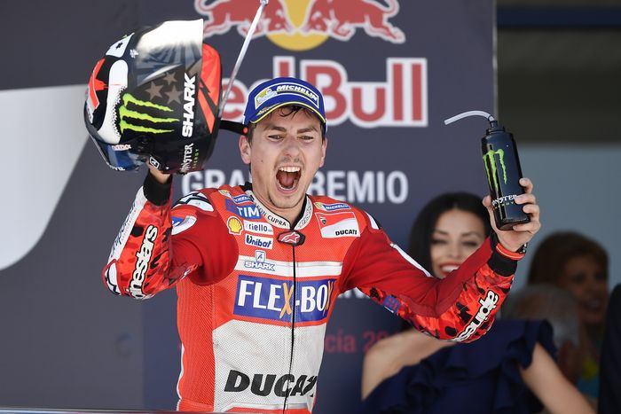 Jorge Lorenzo saat naik podium ketiga MotoGP Spanyol di Jerez 2017