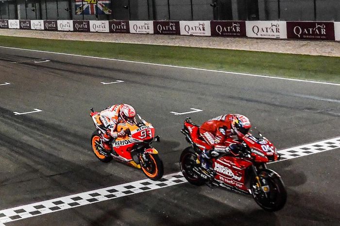 Duel ketat Marc Marquez dan Andrea Dovizioso di MotoGP Qatar 2019.