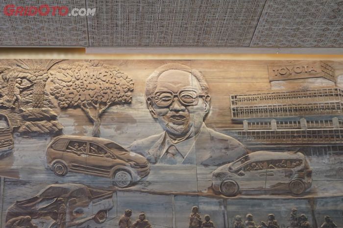 Ukiran kayu di dinding bagian atas, mencerminkan sejarah Toyota di Indonesia