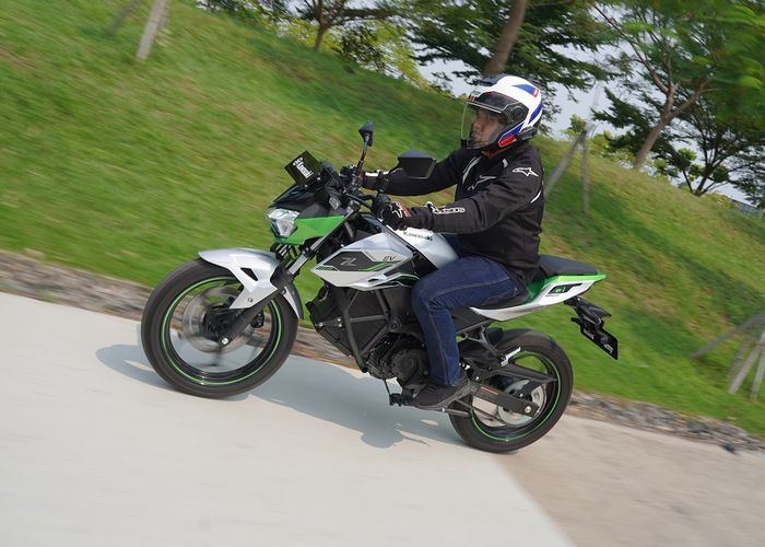 Performa Kawasaki Z E-1 lebih smooth dengan riding position lebih nyaman