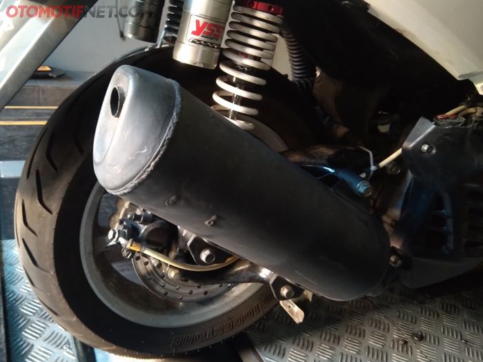 Knalpot masih bawaan Yamaha NMAX, namun silencer dibobok agar lebih plong tapi suara masih cukup nyaman di telinga