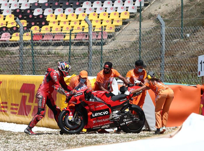 Ngeri! Terjatuh pada balapan MotoGP Portugal 2021, Jatihan bekas operasi di lengan Jack Miller sampai lepas
