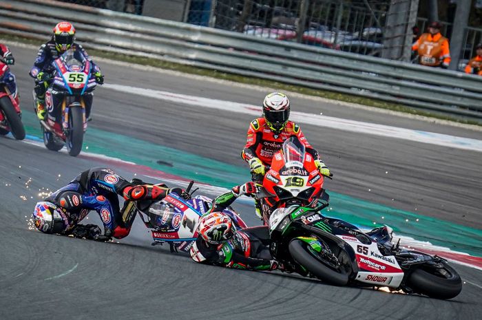 Toprak Razgatlioglu dan Jonathan Rea tabrakan di race 2 WorldSBK 2022, Minggu (24/4)