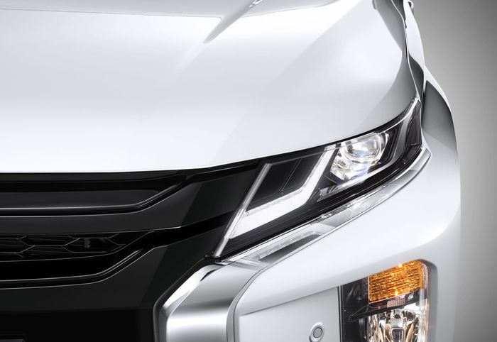 Black Paint Headlamp Garnish Mitsubishi Triton 2022