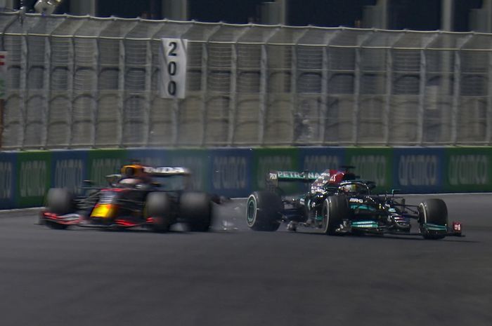 Lewis Hamilton menyebut Max Verstappen sudah melewati batas lantaran tidak memikirkan aturan pada F1 Arab Saudi 2021