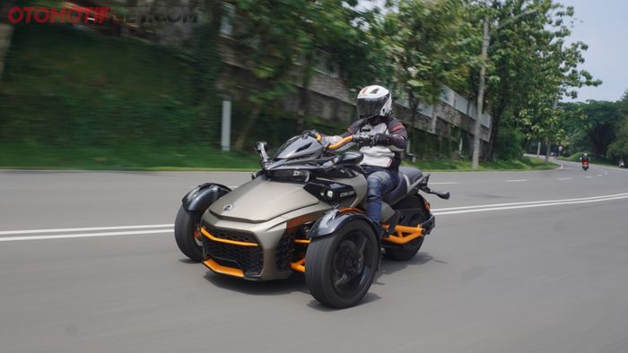 Can-Am Spyder F3-S Special Series punya riding position yang nyaman dengan impresi berkendara yang unik