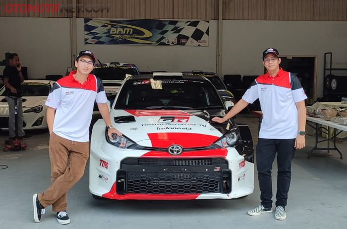 Ryan Nirwan (kiri) dan Adi Indiarto (kanan) siap dengan Toyota GR Yaris AP4