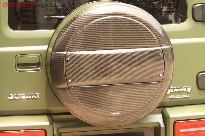 Cover ban serep karbon dan stoplamp ala G65 AMG, sleek!