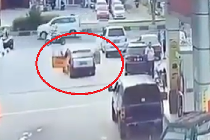 Mobil meledak setelah isi bahan bakar