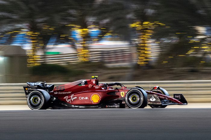 Carlos Sainz sempat jadi yang tercepat pada akhir tes pramusim F1 Bahrain di hari kedua sebelum dikalahkan Kevin Magnussen