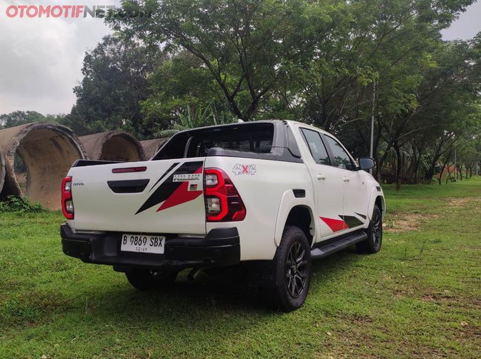 Toyota Hilux GR Sport versi Indonesia tampak belakang