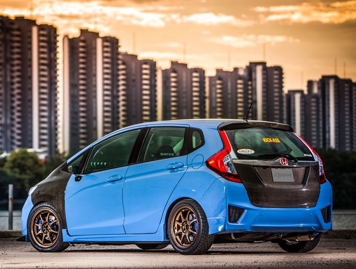 Tampilan belakang modifikasi Honda Jazz GK5 racing eye-catching