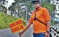 Lihat Orang Unjuk Plang di Tengah Jalan Ini? Tandanya Anda Lewat 'Jalur Keras'