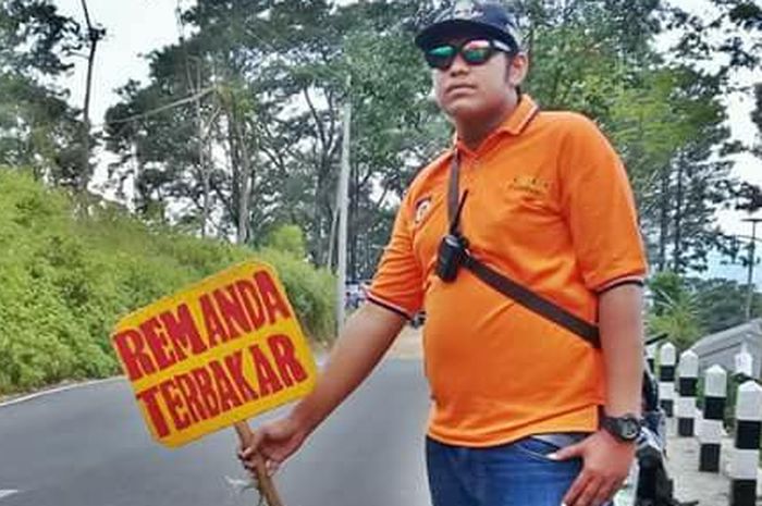 Tim SAR memberikan peringatan di jalur Cangar