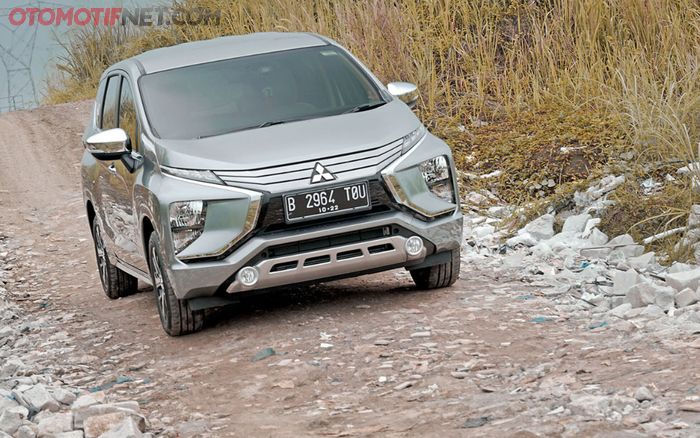 Mitsubishi Xpander melaju tenang di jalan tak rata