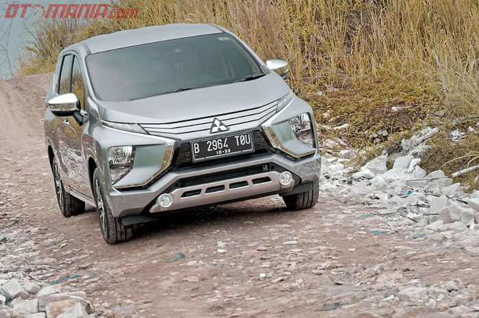 Mitsubishi Xpander melaju tenang di jalan tak rata