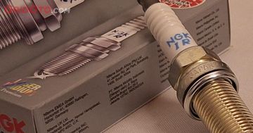 Busi iridium kini jadi bawaan motor dan mobil 