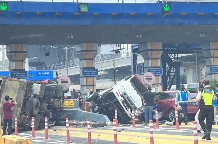 Tabrakan beruntun di akses masuk Gerbang Tol Halim, Jakarta Timur