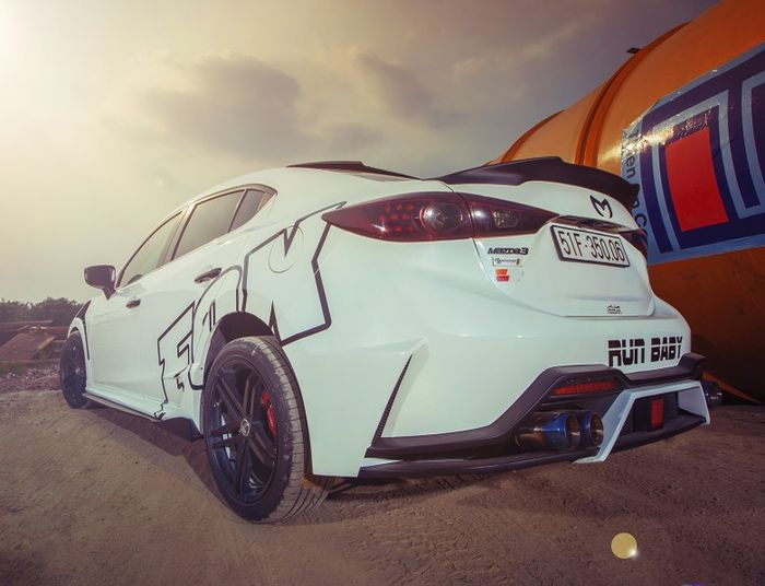 Tampilan belakang modifikasi Mazda3 dikemas beda dan jauh lebih agresif