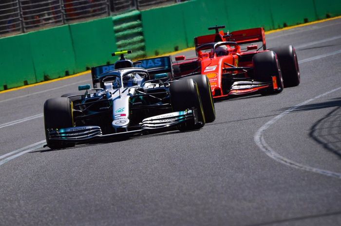 Valtteri Bottas di depan Sebastian Vettel saat balapan F1 Australia 2019