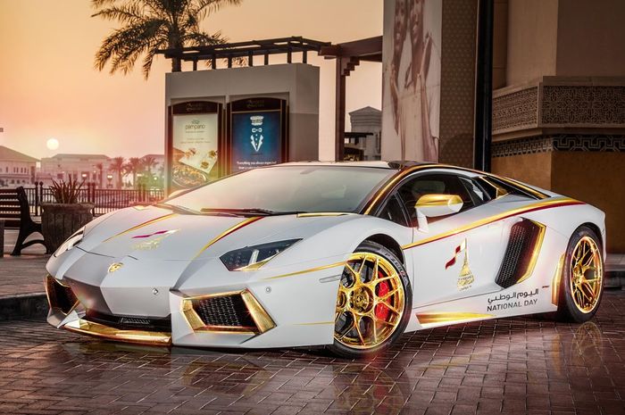 Lamborghini Aventador belampis lempengan emas