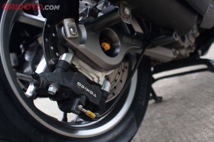 Kaki-kaki belakang Yamaha XMAX pasang swing arm NUI Racing plus kaliper rem Tokico
