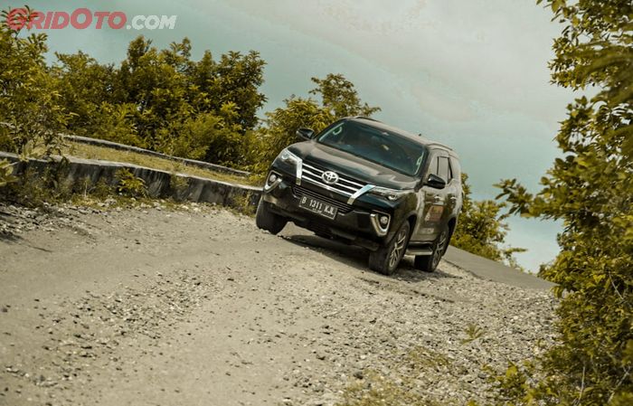 Ilustrasi Toyota Fortuner