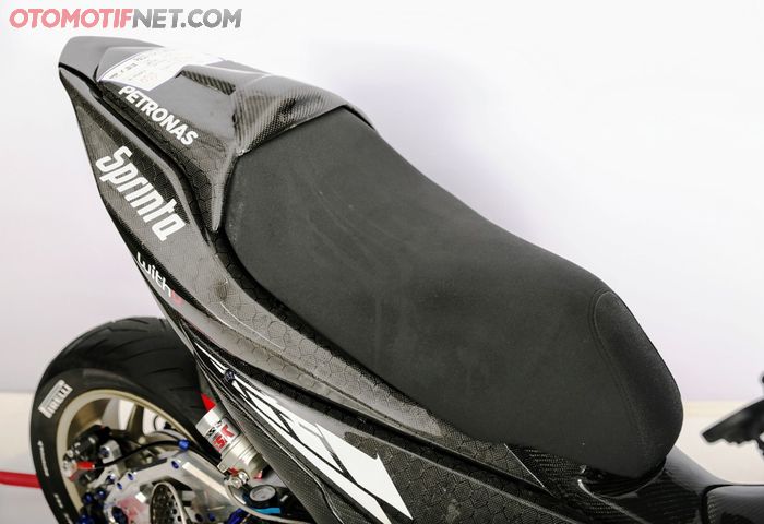 Kulit jok Yamaha Aerox 155 diganti yang kesat, klop dengan body yang berbalut karbon heksagonal