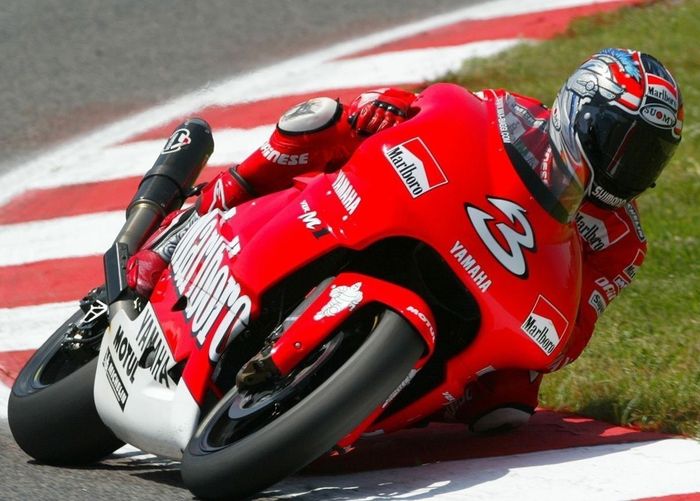 Max Biaggi membela pabrikan Yamaha dari tahun 1999 hingga 2002