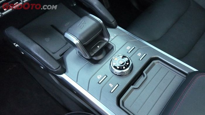 Tuas transmisi dan kenop mode berkendara di konsol tengah