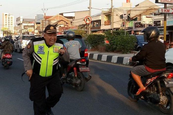 Kapolsek Kedawung Kompol Tutu Mulyana berjoget sambil mengatur lalu lintas. Aksinya menghibur pemudik