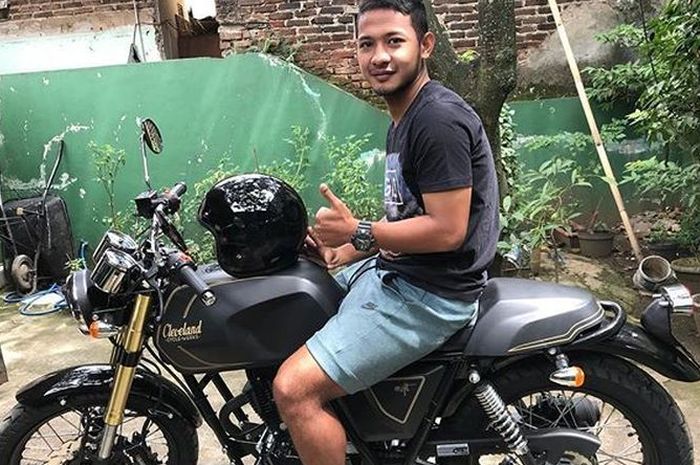 Gian Zola pemain andalan timnas Indonesia U-22 dengan motor cafe racernya
