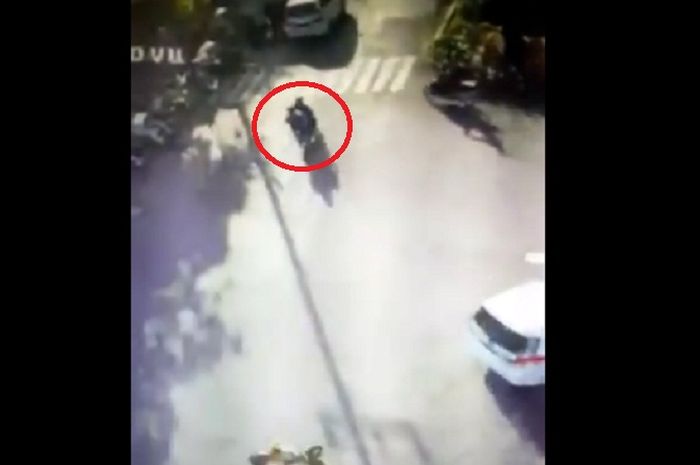 Video rekaman CCTV detik-detik bom meledak di Gereja Surabaya