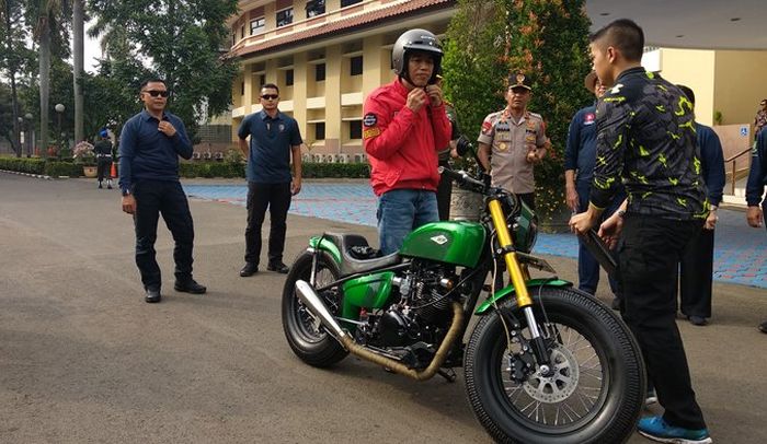 Presiden Jokowi bersiap memulai perjalanan naik motor customnya