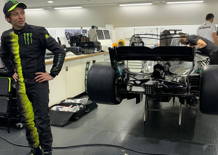 Pembalap Monster Energy Yamaha, Valentino Rossi tengah menyiapkan dirinya untuk menggeber mobil balap milik juara dunia F1 2019, Lewis Hamilton