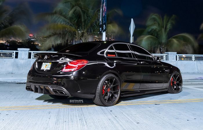 Modifikasi Mercedes-AMG C63 S pasang add-on body kit minimalis