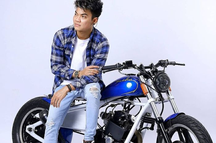 Tri Suaka di atas Yamaha Scorpio bergaya chopper