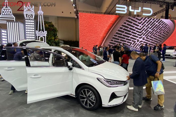 BYD M6 jadi magnet pengunjung GIIAS 2024
