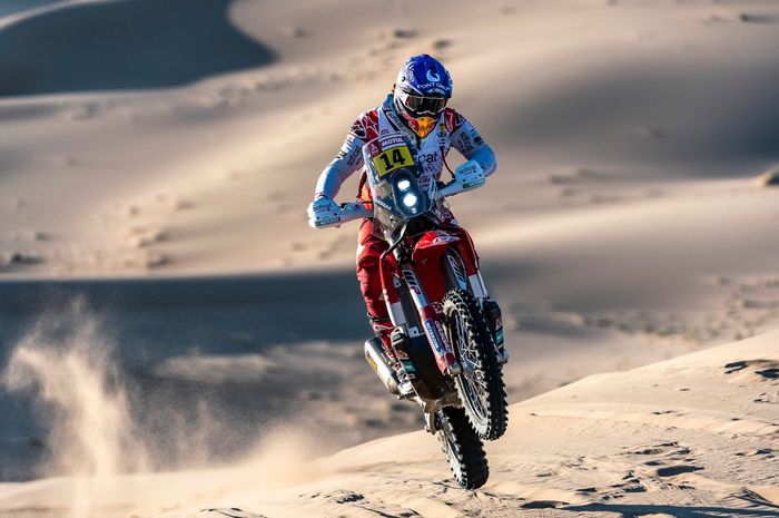 Laia Sanz berusaha untuk bisa mencapai finish di Reli Dakar 2020 yang berlangsung di Arab Saudi