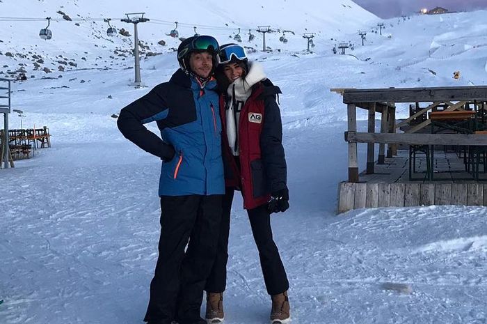 Valentino Rossi bersama pacarnya menikmati dinginnya salju