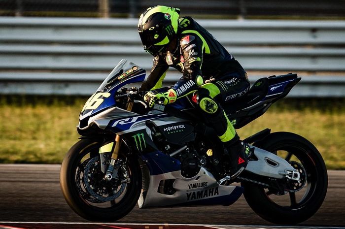 Pembalap tim Monster Energy Yamaha MotoGP asal Italia, Valentino Rossi, menjalani latihan persiapan menghadapi MotoGP Ceko, awal Agustus mendatang
