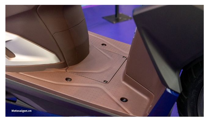 Area bodi tengah termasuk pijakan kaki dilabur warna coklat