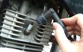 Cara Buka Cop Busi Motor Yang Benar Tanpa Takut Rusak, Simak Triknya