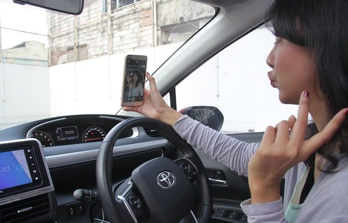 Pengemudi wanita sering selfie atau bikin vlog