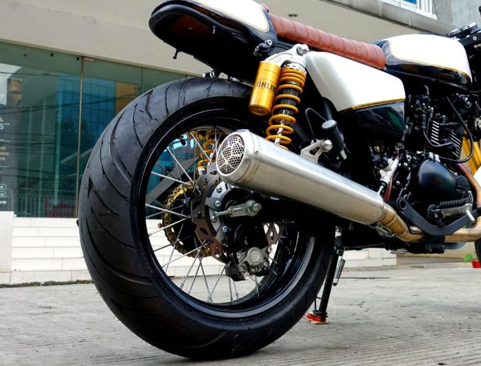 Kaki belakang W175 cafe racer yang super gambot plus dipadu sokbreker Ohlins, makin mantap dan nyaman!