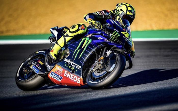 Valentino Rossi saat di trek