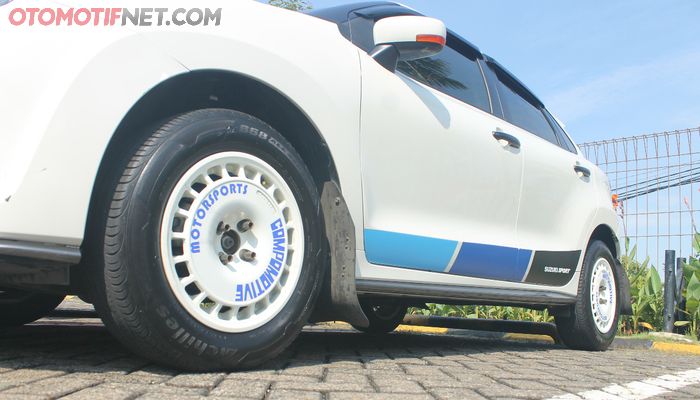 Suzuki Baleno Hatchback pakai pelek Compomotive TH1 ini pelek rally paling legendaris