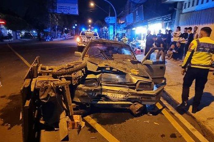Honda Civic terjang gerobak Hik di Solo