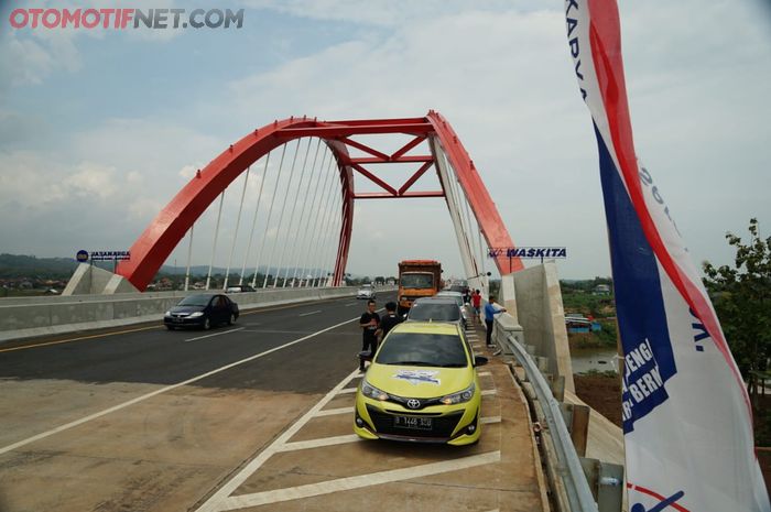 Banyak yang tertarik berhenti di Jembatan Kali Kuto di Tol Trans Jawa