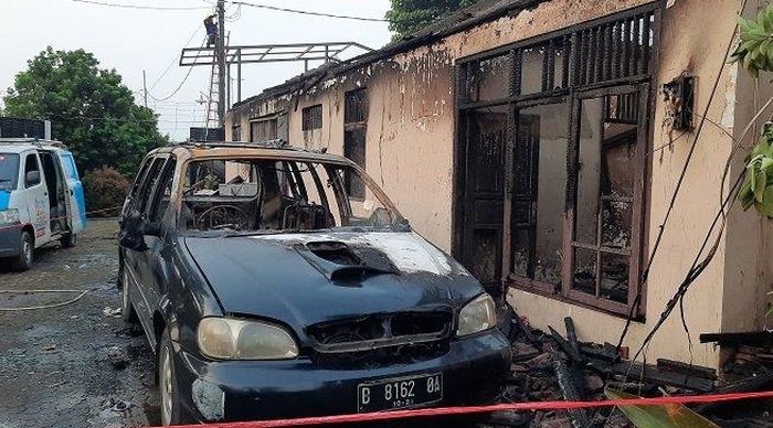 KIA Carnival terbakar bersama gudang motor klasik di Ciputat, Tangerang Selatan